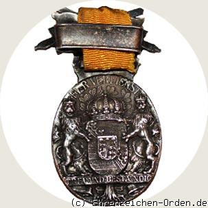 Ovale Herzog-Carl-Eduard-Medaille mit Schwerterspange und Datumsband 1915 R&uuml;ckseite