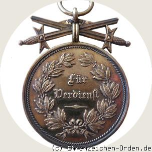 Goldene Verdienstmedaille 2. Modell mit Schwertern
